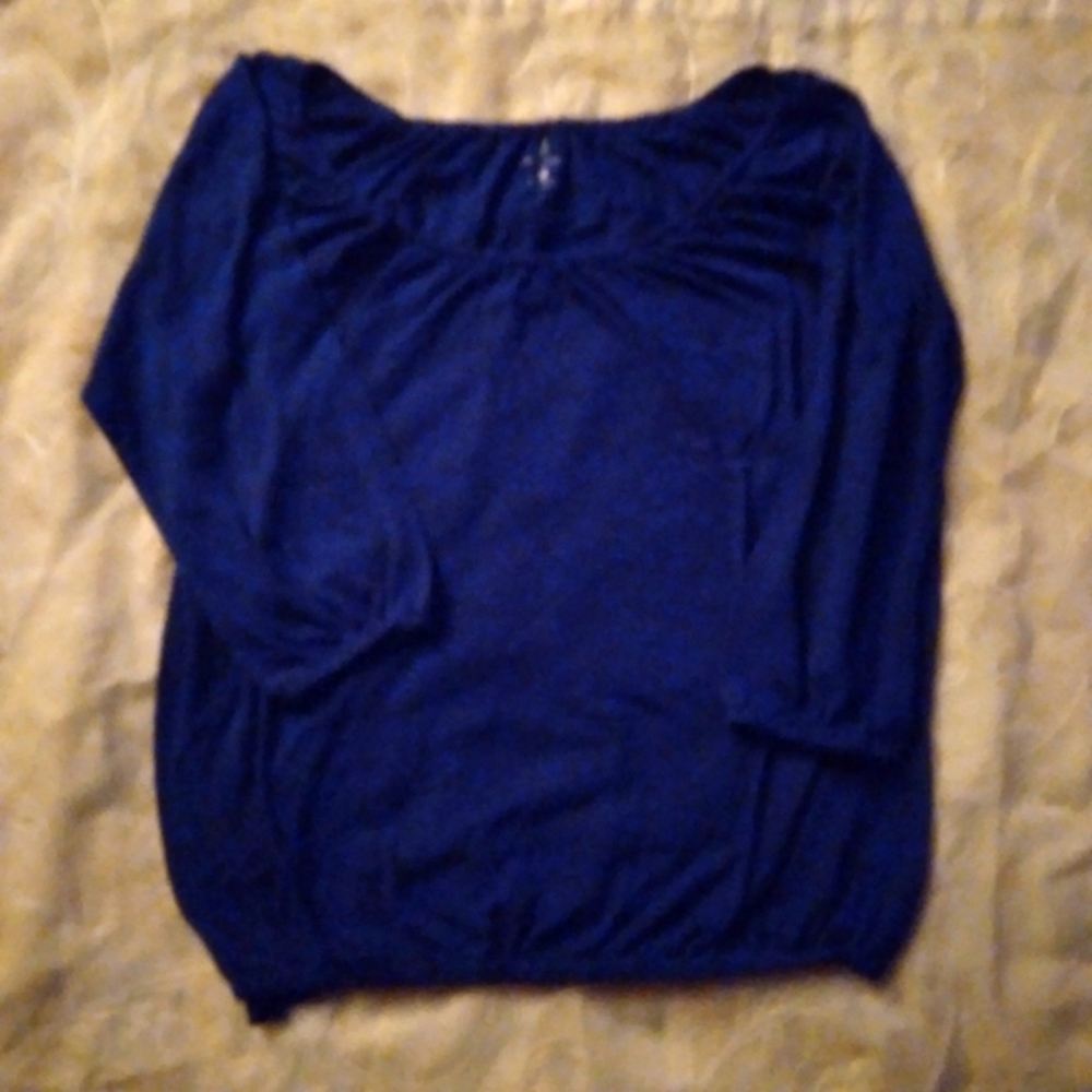 Woman's shoulder or over shoulder top. Can wear either way.